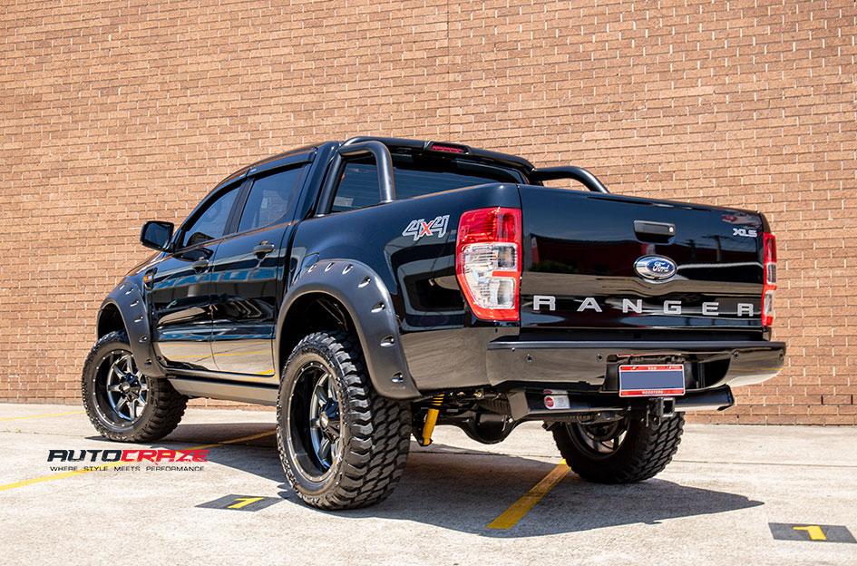 FORD RANGER MO970 GLOSS GREY CENTRE WITH BLACK LIP